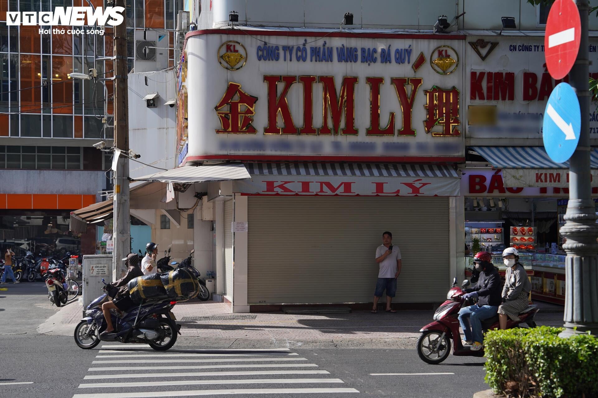 Tiệm v&agrave;ng kim L&yacute; v&agrave; Ngọc Ch&acirc;u &Acirc;u đ&oacute;ng cửa do điều tra bu&ocirc;n lậu kim cương - Ảnh 7.