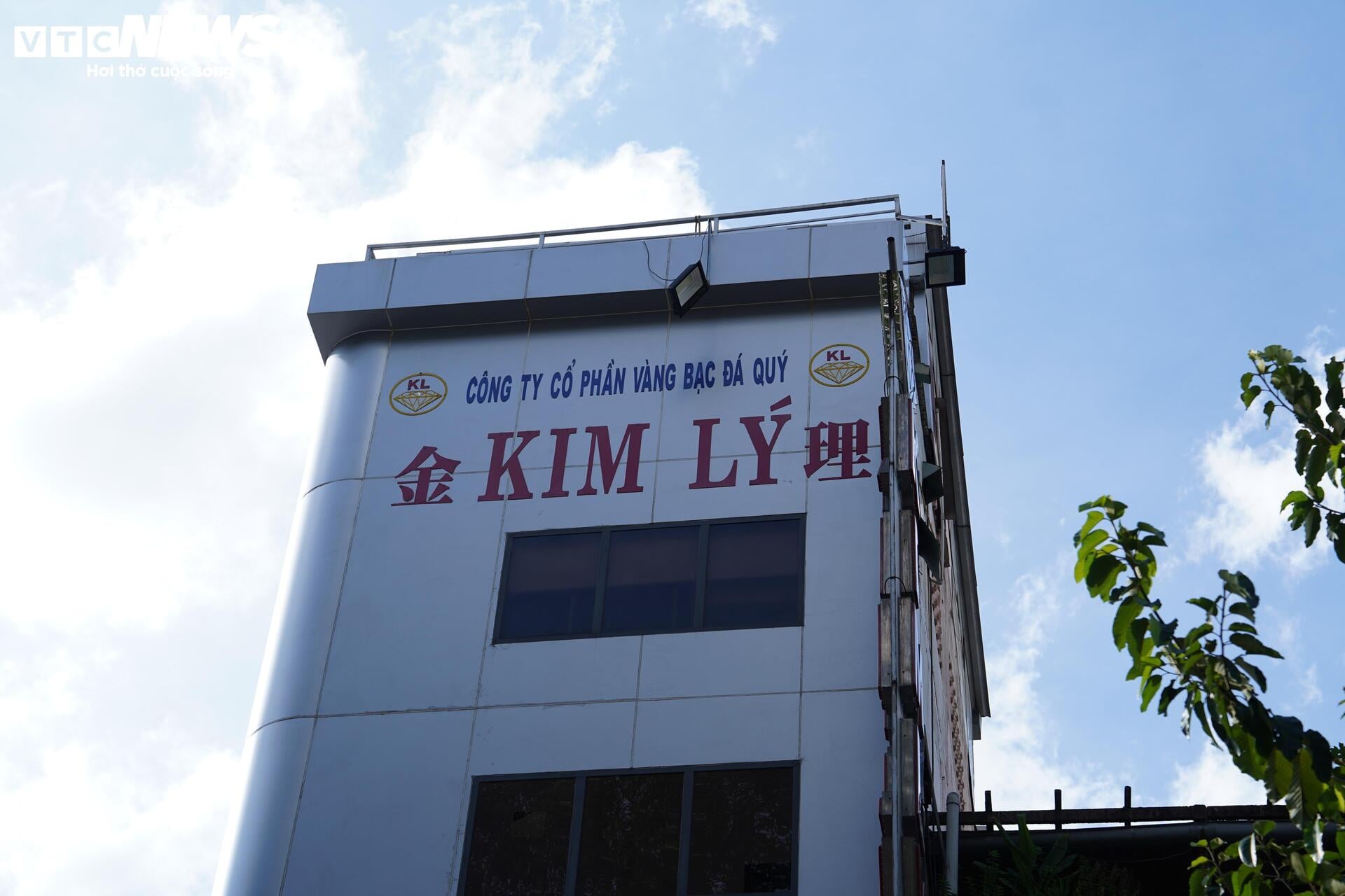 Tiệm v&agrave;ng kim L&yacute; v&agrave; Ngọc Ch&acirc;u &Acirc;u đ&oacute;ng cửa do điều tra bu&ocirc;n lậu kim cương - Ảnh 9.