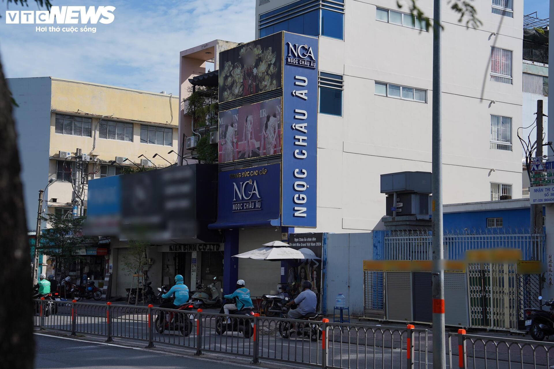 Tiệm v&agrave;ng kim L&yacute; v&agrave; Ngọc Ch&acirc;u &Acirc;u đ&oacute;ng cửa do điều tra bu&ocirc;n lậu kim cương - Ảnh 14.