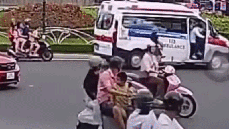 B&eacute; trai 3 tuổi bất ngờ lịm đi , người th&acirc;n vẫy xe cấp cứu tại Đ&agrave; Nẵng - Ảnh 2.