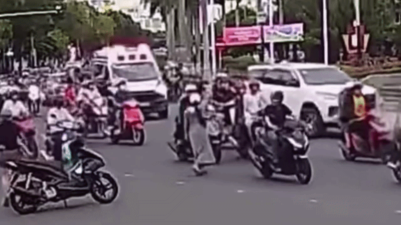 B&eacute; trai 3 tuổi bất ngờ lịm đi , người th&acirc;n vẫy xe cấp cứu tại Đ&agrave; Nẵng - Ảnh 1.