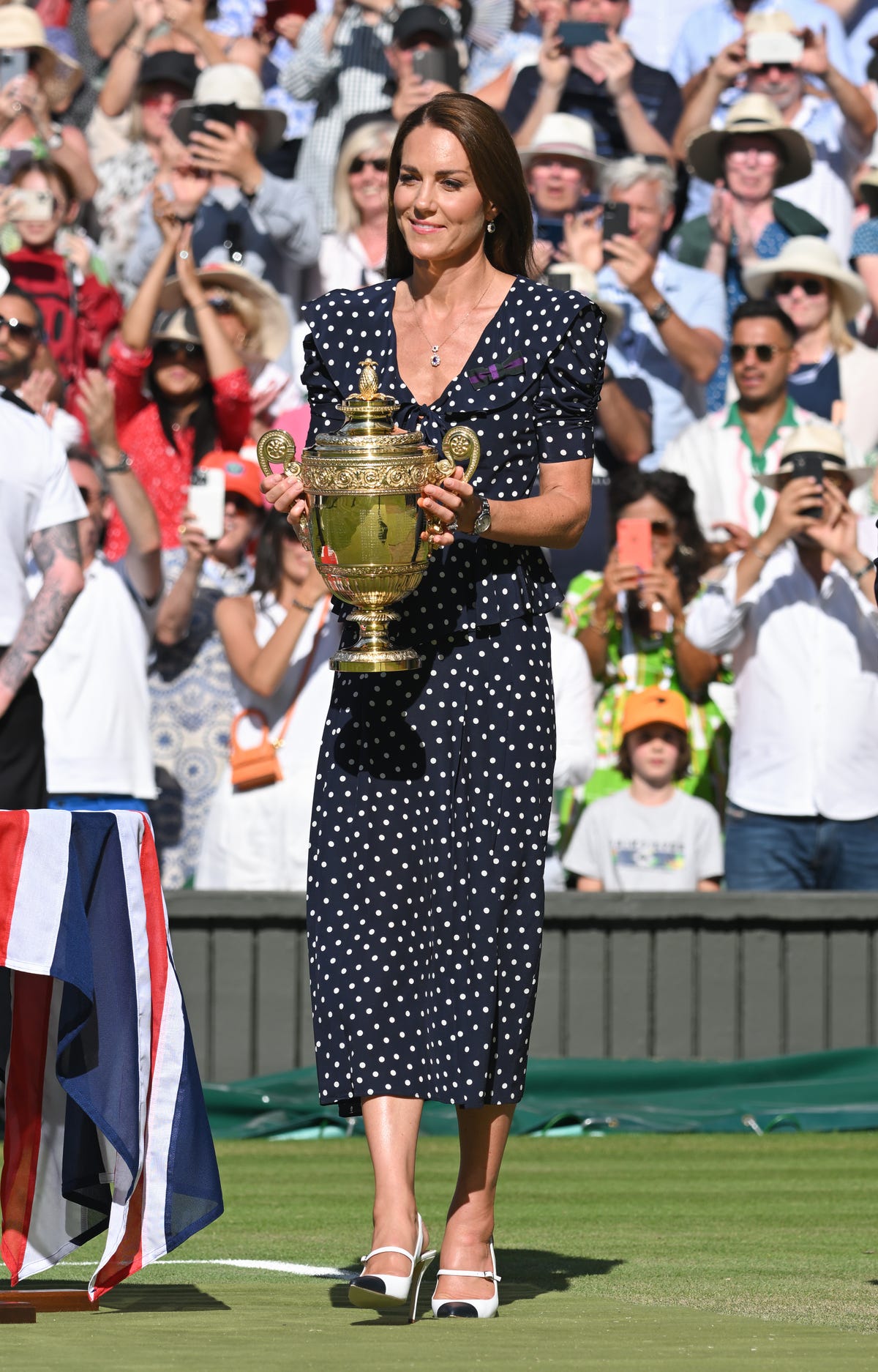 Vương phi Kate và chiếc nơ xanh tím: Biểu tượng đặc quyền Hoàng gia tại Wimbledon 2026 - Ảnh 6. Vương phi Kate và chiếc nơ xanh tím: Biểu tượng đặc quyền Hoàng gia tại Wimbledon 2026 - Ảnh 6.