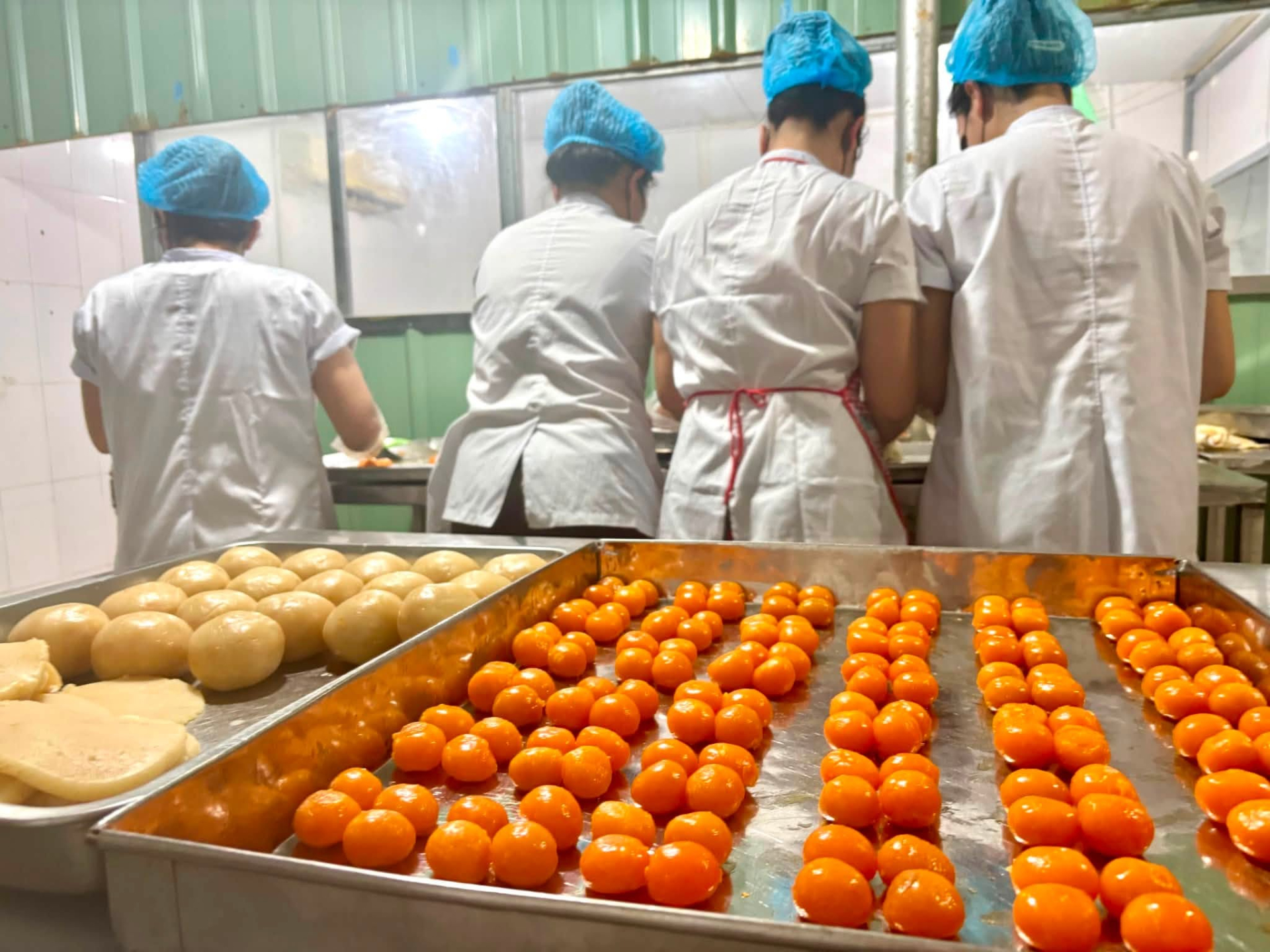 Trực tiếp xưởng b&aacute;nh dẻo 4 trứng: Kh&aacute;m ph&aacute; c&acirc;u chuyện ồn &agrave;o giữa người b&aacute;n v&agrave; nh&agrave; sản xuất - Ảnh 3.