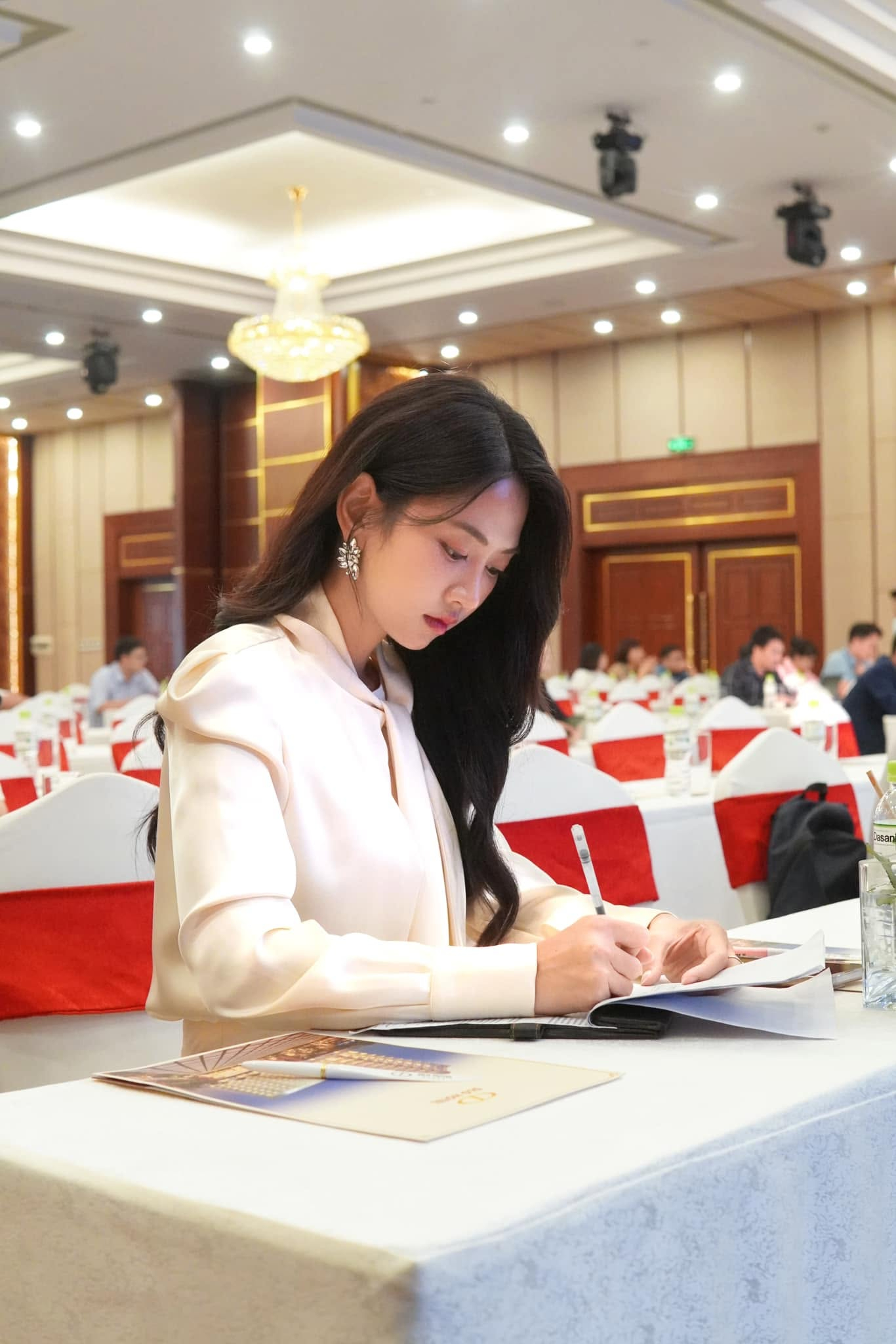 L&ecirc; Bống cắm hoa sen g&acirc;y tranh c&atilde;i: Hướng dẫn xử l&yacute; hoa đ&uacute;ng c&aacute;ch năm 2026 - Ảnh 9.