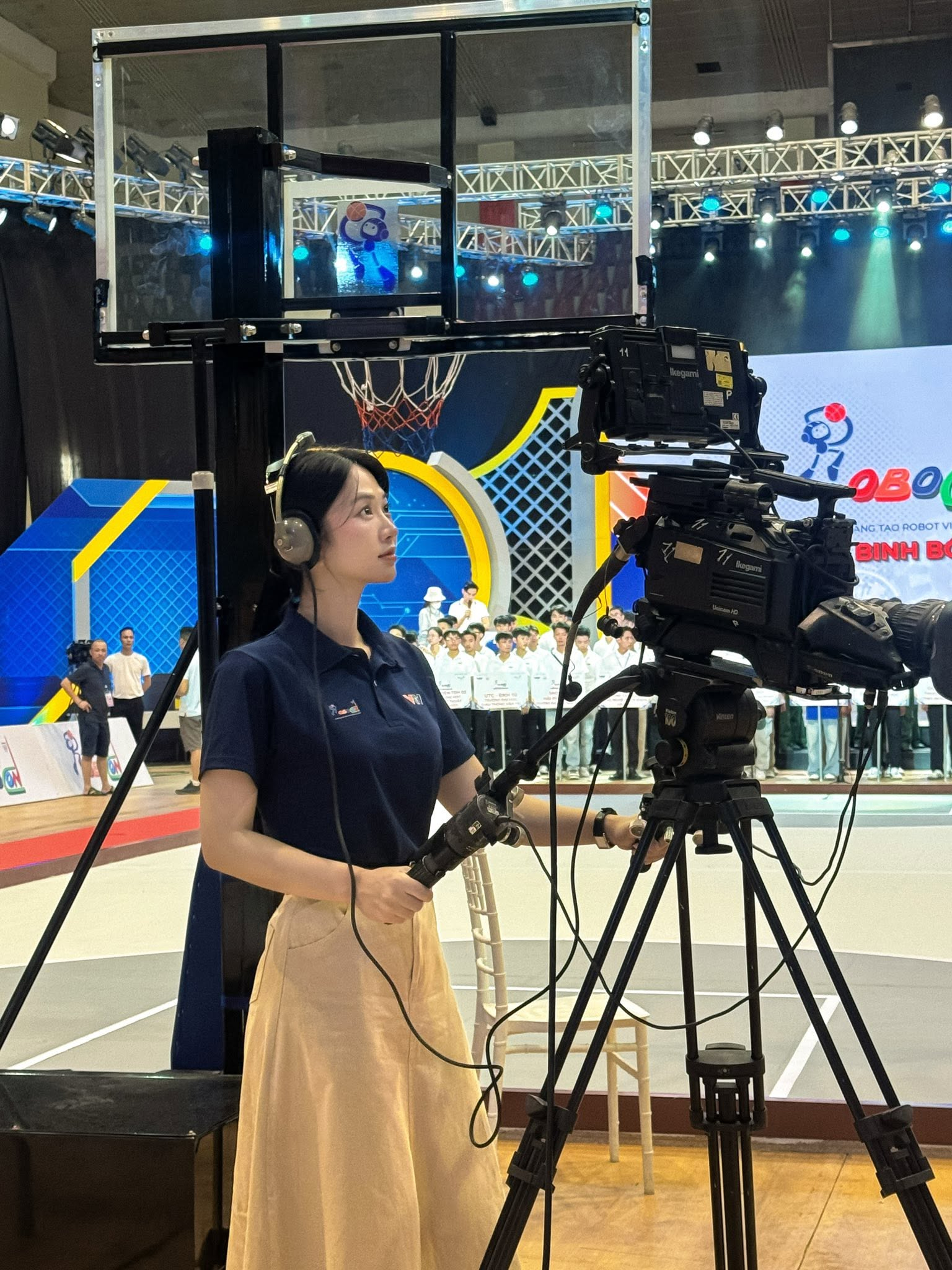 L&ecirc; Bống cắm hoa sen g&acirc;y tranh c&atilde;i: Hướng dẫn xử l&yacute; hoa đ&uacute;ng c&aacute;ch năm 2026 - Ảnh 7.