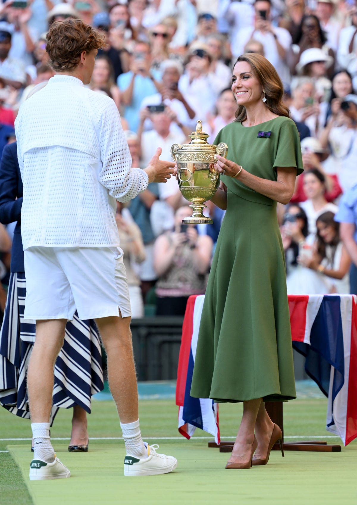 Vương phi Kate và chiếc nơ xanh tím: Biểu tượng đặc quyền Hoàng gia tại Wimbledon 2026 - Ảnh 4. Vương phi Kate và chiếc nơ xanh tím: Biểu tượng đặc quyền Hoàng gia tại Wimbledon 2026 - Ảnh 4.