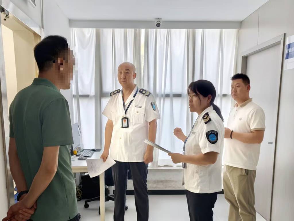 Người đ&agrave;n &ocirc;ng 63 tuổi bị nhổ 12 chiếc răng v&agrave; cấy implant tại ph&ograve;ng kh&aacute;m nha khoa - Ảnh 2.