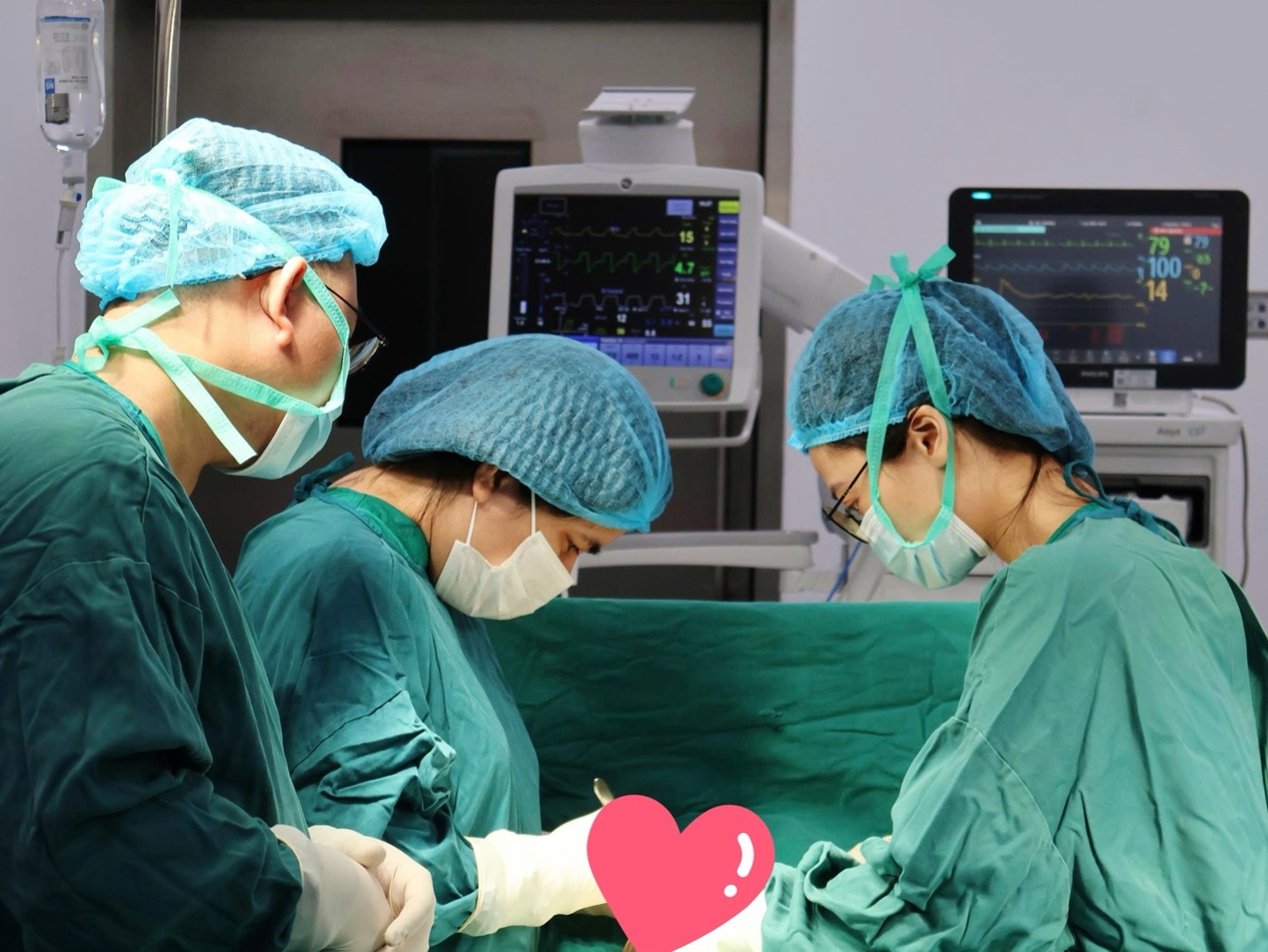 Vượt nửa v&ograve;ng tr&aacute;i đất từ Dubai về Việt Nam: H&agrave;nh tr&igrave;nh t&igrave;m lại 