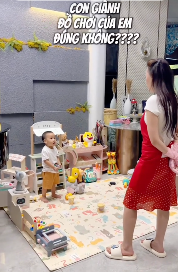 "Ngày sương sương vài lần ăn vạ": Phương Oanh kể chuyện cặp song sinh ở tuổi lên 2 khiến hội bố mẹ bỉm bật cười đồng cảm- Ảnh 3.