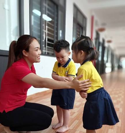 Đừng thô bạo ép con chào hỏi: 3 biểu hiện có vẻ vô lễ này thực chất là tín hiệu của trí tuệ cảm xúc cao - Ảnh 1.