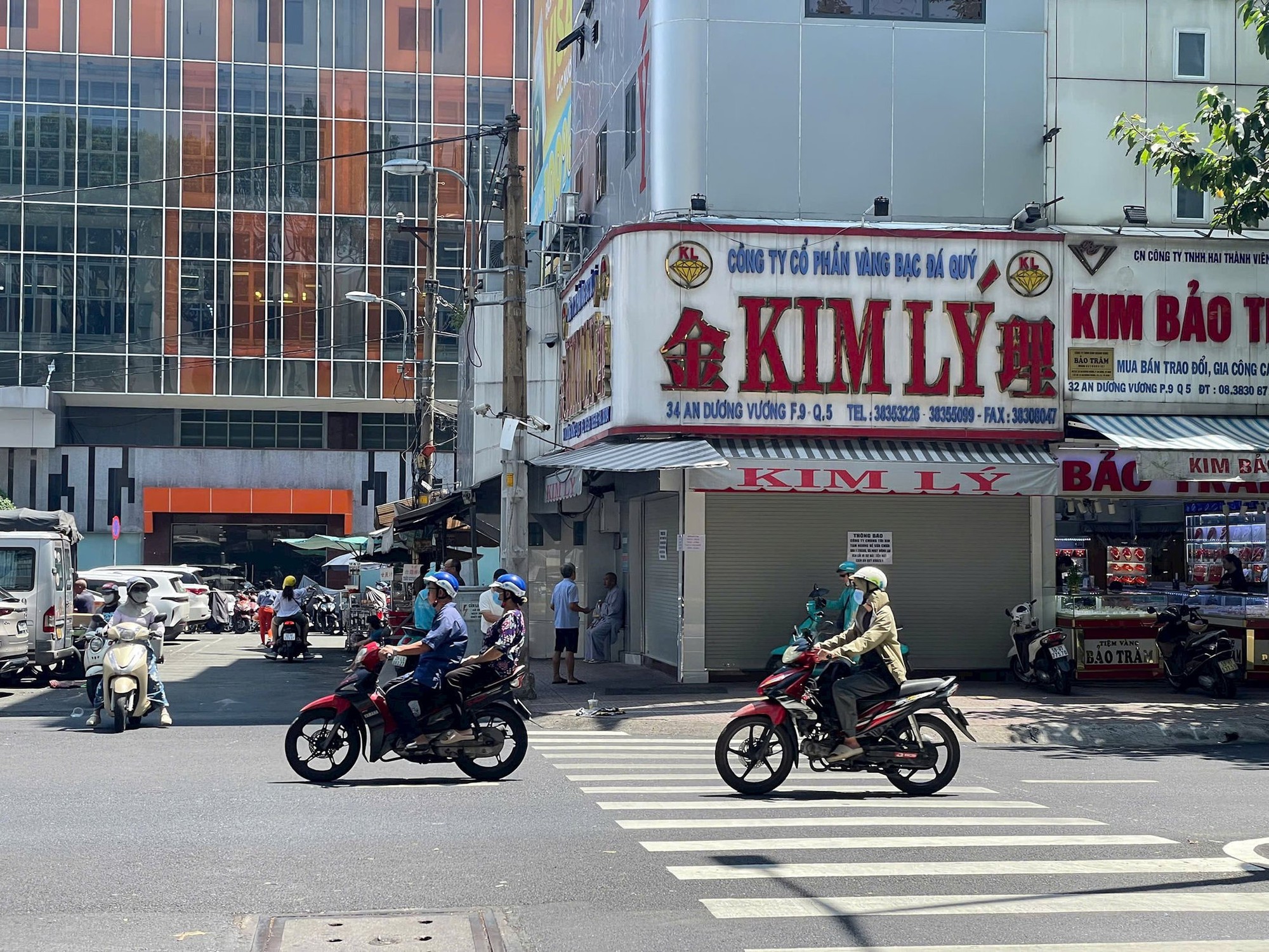 Phố kim cương TP . HCM vắng lặng sau vụ bu&ocirc;n lậu 30 . 000 Vi&ecirc;n kim cương - Ảnh 2.
