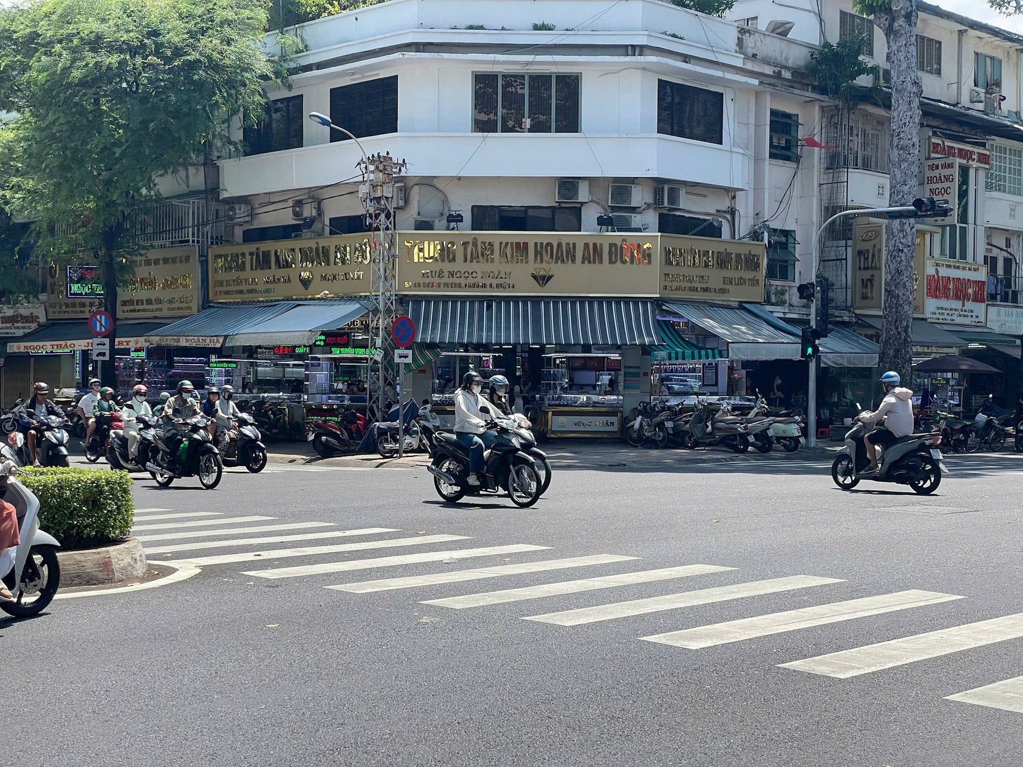 Phố kim cương TP . HCM vắng lặng sau vụ bu&ocirc;n lậu 30 . 000 Vi&ecirc;n kim cương - Ảnh 6.