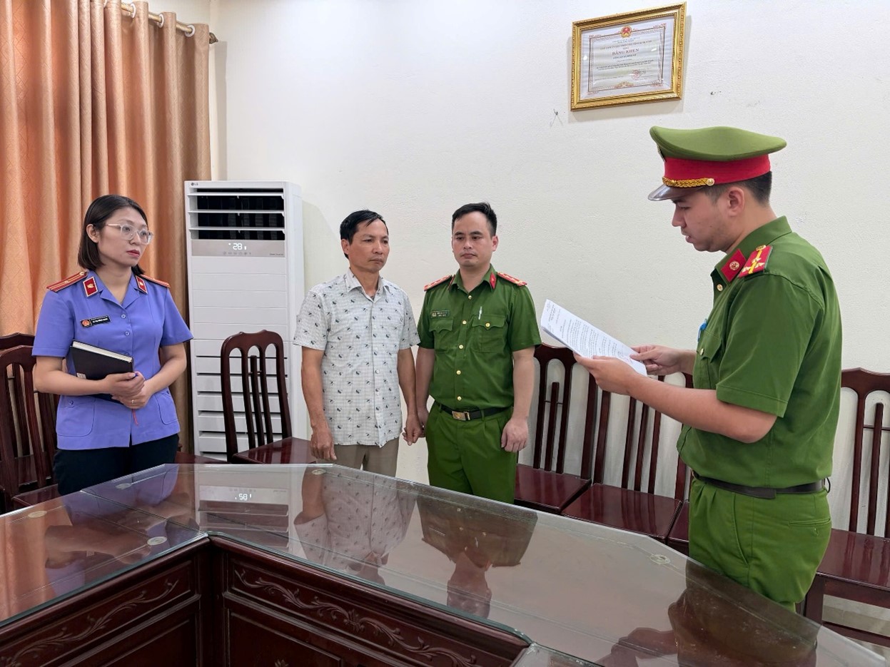 Khởi tố Chủ tịch xã La Sơn: Điều tra hành vi tham nhũng chiếm đoạt ngân sách Nhà nước - Ảnh 2. Khởi tố Chủ tịch xã La Sơn: Điều tra hành vi tham nhũng chiếm đoạt ngân sách Nhà nước - Ảnh 2.