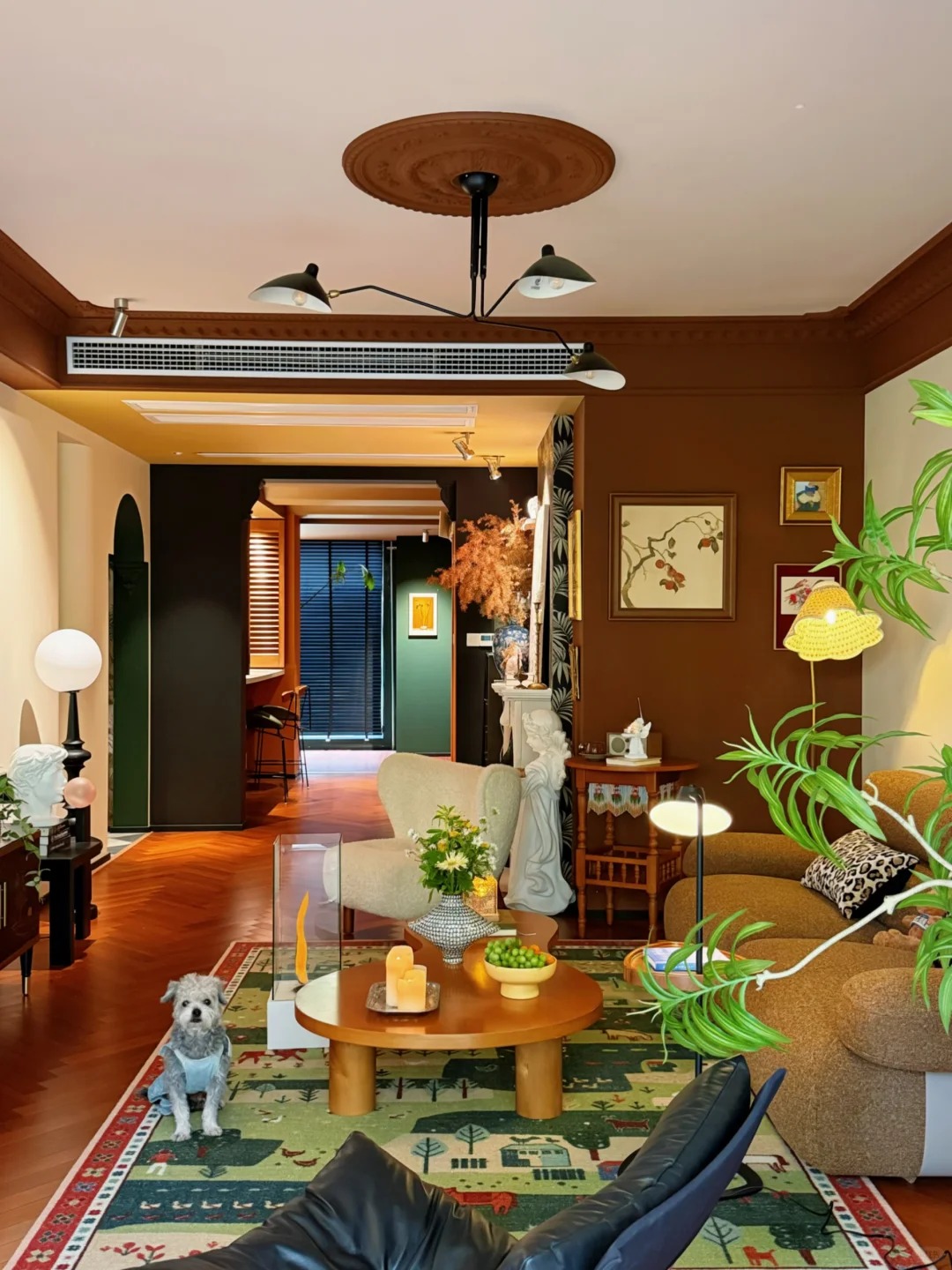Cải tạo ban c&ocirc;ng 1m&sup2; th&agrave;nh ph&ograve;ng tắm, kh&ocirc;ng đi l&agrave;m vẫn sống rất chill: Cuộc sống khiến nhiều người t&ograve; m&ograve;- Ảnh 2.