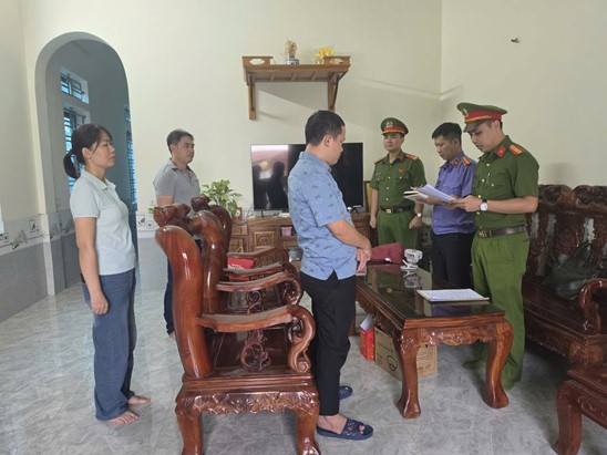Khởi tố Chủ tịch xã La Sơn: Điều tra hành vi tham nhũng chiếm đoạt ngân sách Nhà nước - Ảnh 3. Khởi tố Chủ tịch xã La Sơn: Điều tra hành vi tham nhũng chiếm đoạt ngân sách Nhà nước - Ảnh 3.