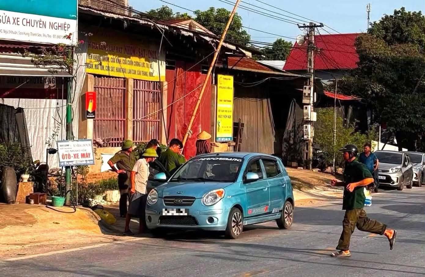 Một buổi chiều có 3 người đàn ông tử vong trong 2 xe ô tô ở Phú Thọ: Hiện trường vụ việc - Ảnh 2.