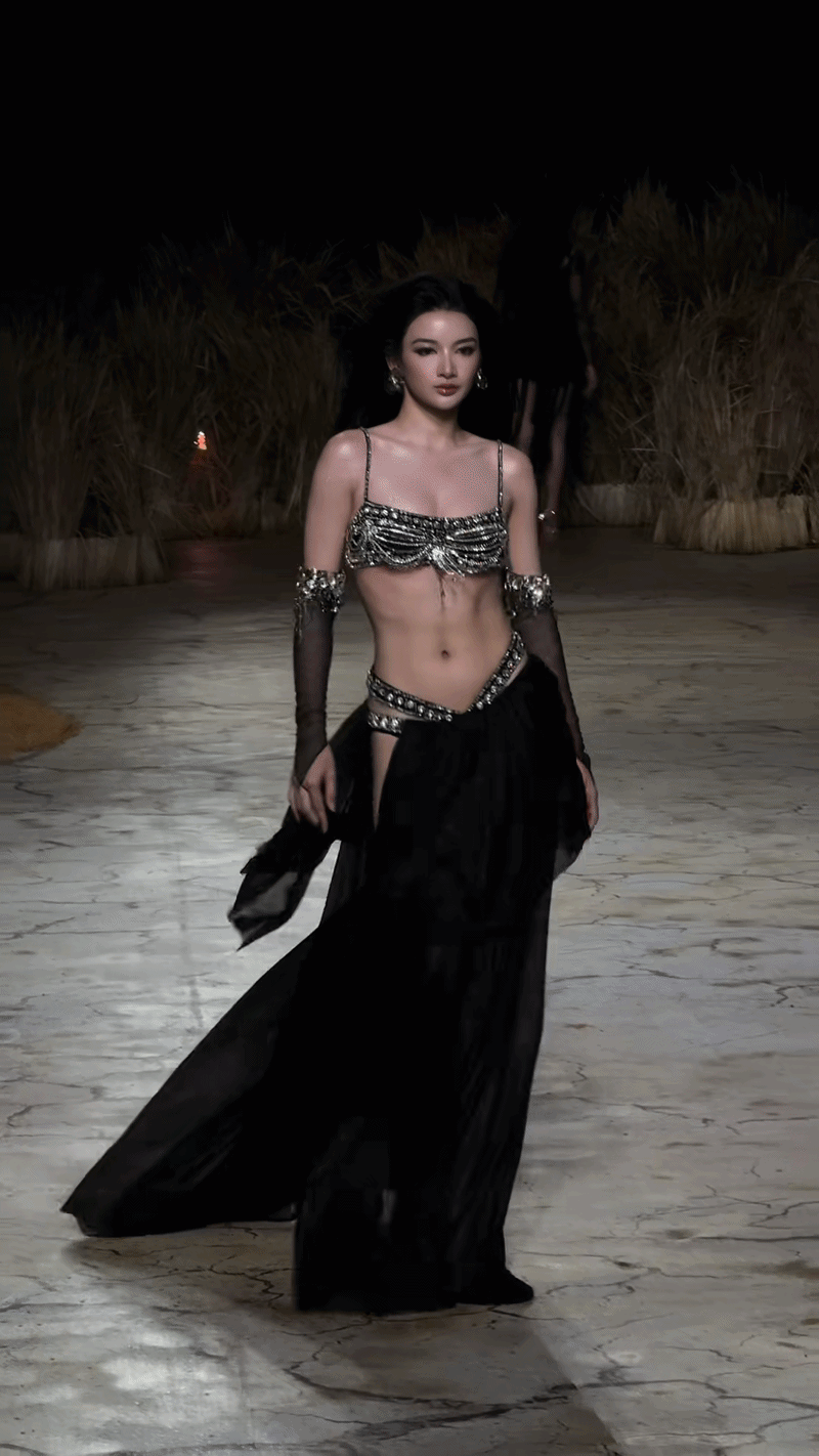 11 gi&acirc;y catwalk chinh phục cả triệu người của &Aacute; hậu Việt, body chuẩn đẹp khỏe l&agrave; đ&acirc;y!- Ảnh 2.