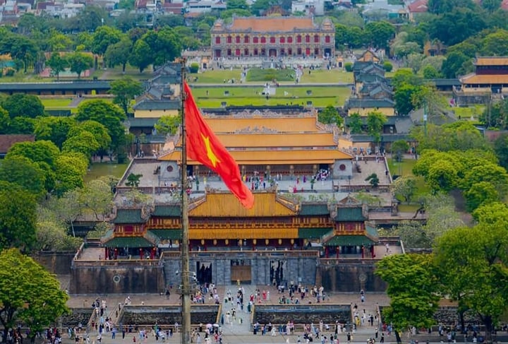 Dừng tham quan di t&iacute;ch Huế với du kh&aacute;ch mặc phản cảm v&agrave; bay flycam tr&aacute;i ph&eacute;p - Ảnh 1.