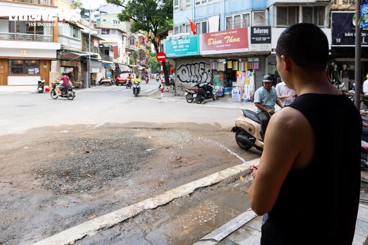 Khổ sở v&igrave; bụi mịt m&ugrave; v&agrave; mặt đường nham nhở ở phố cổ H&agrave; Nội - Ảnh 18.