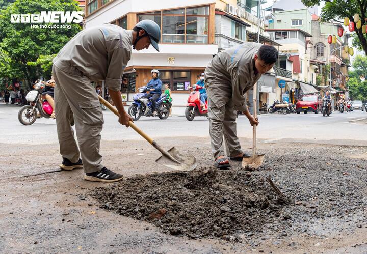 Khổ sở v&igrave; bụi mịt m&ugrave; v&agrave; mặt đường nham nhở ở phố cổ H&agrave; Nội - Ảnh 13.