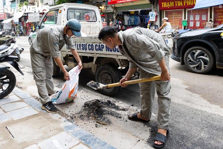 Khổ sở v&igrave; bụi mịt m&ugrave; v&agrave; mặt đường nham nhở ở phố cổ H&agrave; Nội - Ảnh 14.