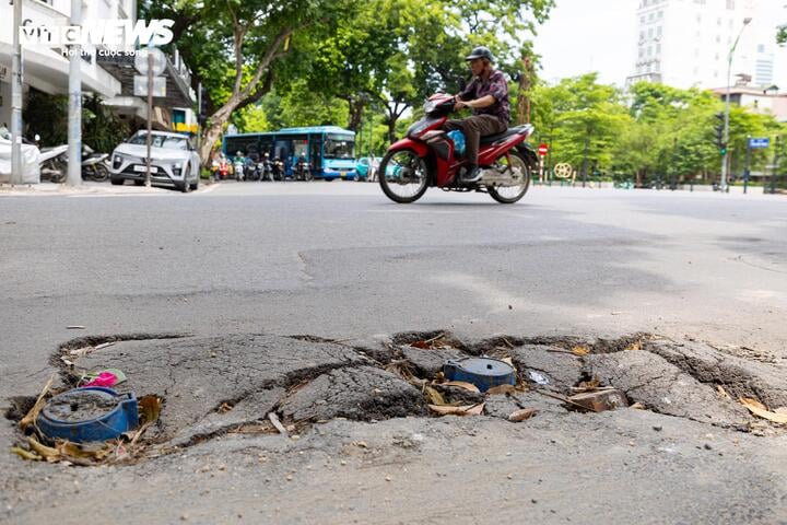 Khổ sở v&igrave; bụi mịt m&ugrave; v&agrave; mặt đường nham nhở ở phố cổ H&agrave; Nội - Ảnh 5.