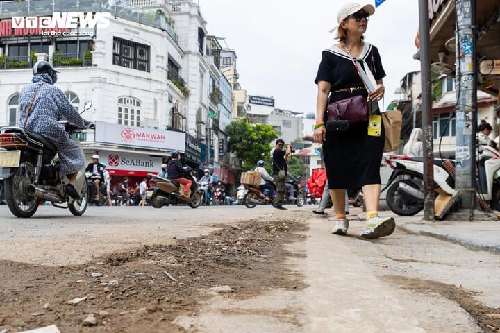 Khổ sở v&igrave; bụi mịt m&ugrave; v&agrave; mặt đường nham nhở ở phố cổ H&agrave; Nội - Ảnh 10.