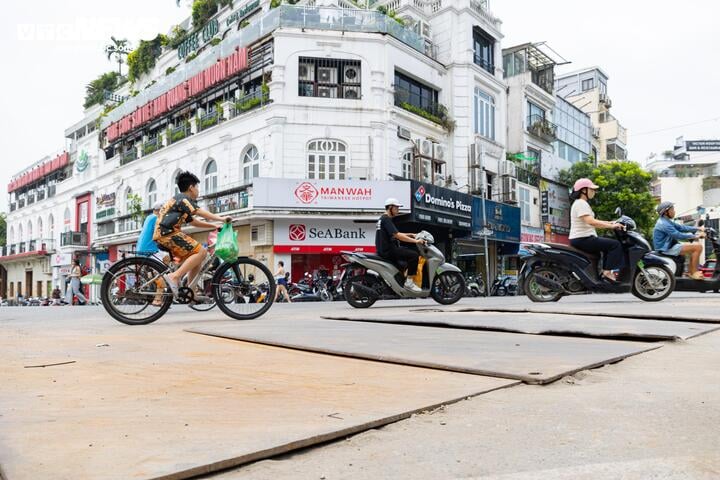 Khổ sở v&igrave; bụi mịt m&ugrave; v&agrave; mặt đường nham nhở ở phố cổ H&agrave; Nội - Ảnh 9.
