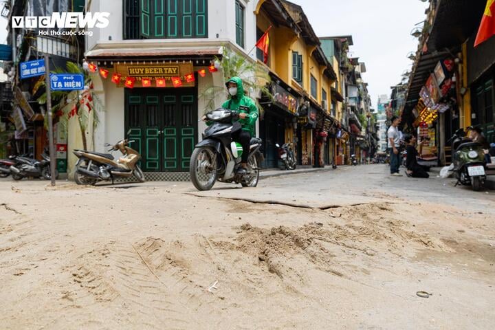 Khổ sở v&igrave; bụi mịt m&ugrave; v&agrave; mặt đường nham nhở ở phố cổ H&agrave; Nội - Ảnh 11.