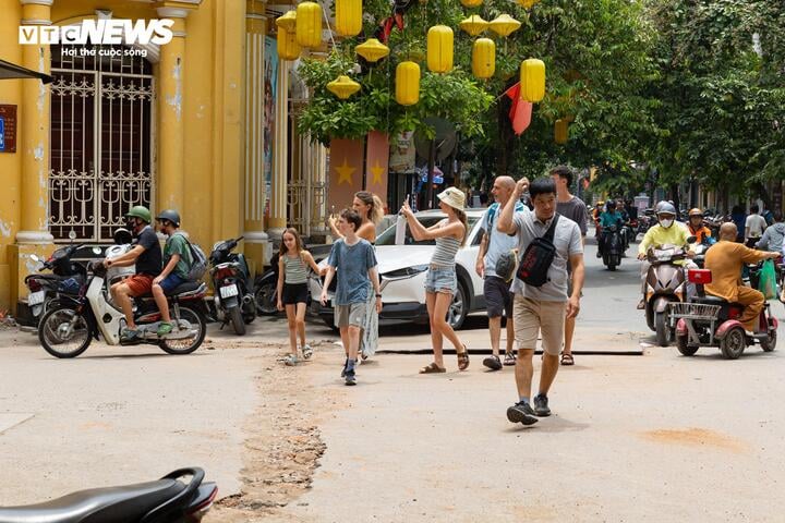 Khổ sở v&igrave; bụi mịt m&ugrave; v&agrave; mặt đường nham nhở ở phố cổ H&agrave; Nội - Ảnh 12.