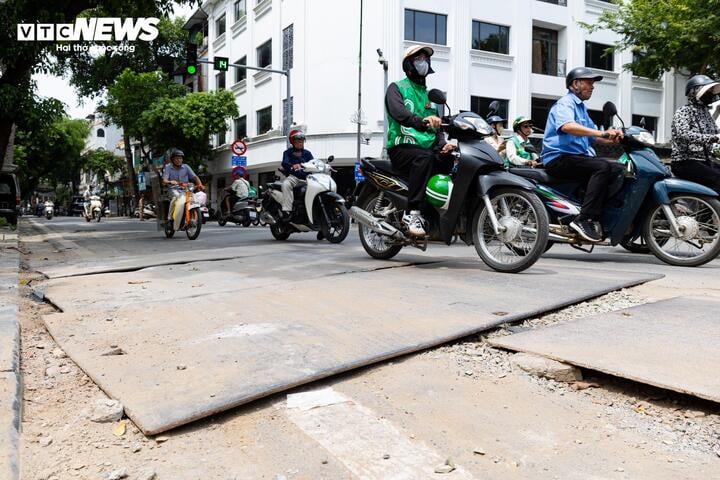 Khổ sở v&igrave; bụi mịt m&ugrave; v&agrave; mặt đường nham nhở ở phố cổ H&agrave; Nội - Ảnh 2.