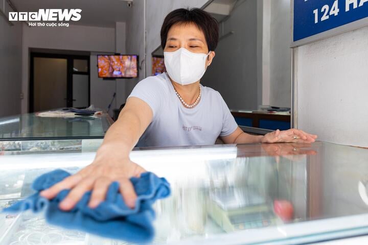 Khổ sở v&igrave; bụi mịt m&ugrave; v&agrave; mặt đường nham nhở ở phố cổ H&agrave; Nội - Ảnh 17.