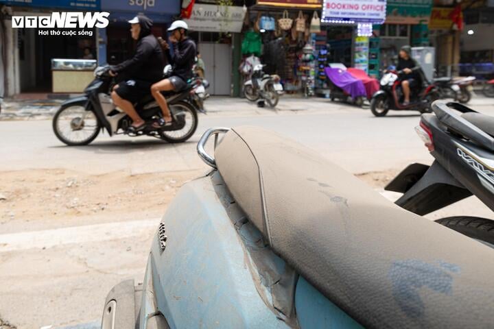 Khổ sở v&igrave; bụi mịt m&ugrave; v&agrave; mặt đường nham nhở ở phố cổ H&agrave; Nội - Ảnh 15.