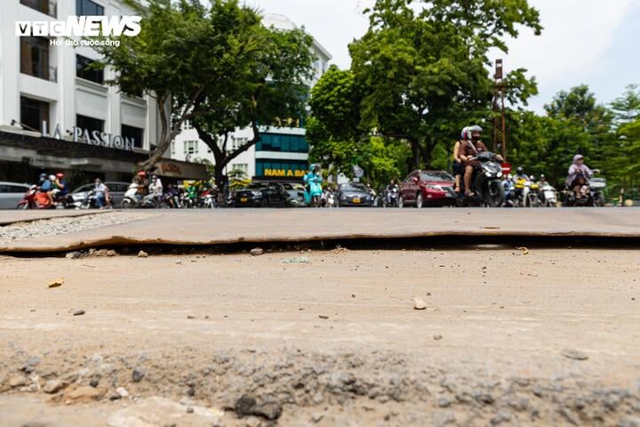 Khổ sở v&igrave; bụi mịt m&ugrave; v&agrave; mặt đường nham nhở ở phố cổ H&agrave; Nội - Ảnh 3.