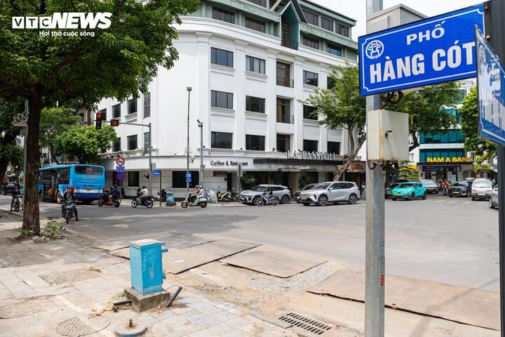 Khổ sở v&igrave; bụi mịt m&ugrave; v&agrave; mặt đường nham nhở ở phố cổ H&agrave; Nội - Ảnh 1.