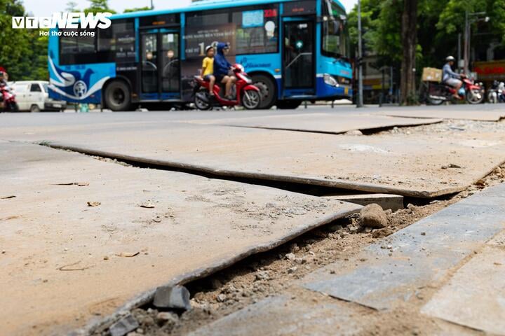 Khổ sở v&igrave; bụi mịt m&ugrave; v&agrave; mặt đường nham nhở ở phố cổ H&agrave; Nội - Ảnh 4.