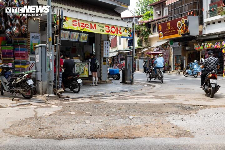Khổ sở v&igrave; bụi mịt m&ugrave; v&agrave; mặt đường nham nhở ở phố cổ H&agrave; Nội - Ảnh 6.