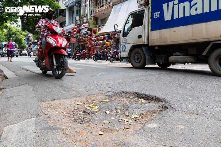 Khổ sở v&igrave; bụi mịt m&ugrave; v&agrave; mặt đường nham nhở ở phố cổ H&agrave; Nội - Ảnh 7.