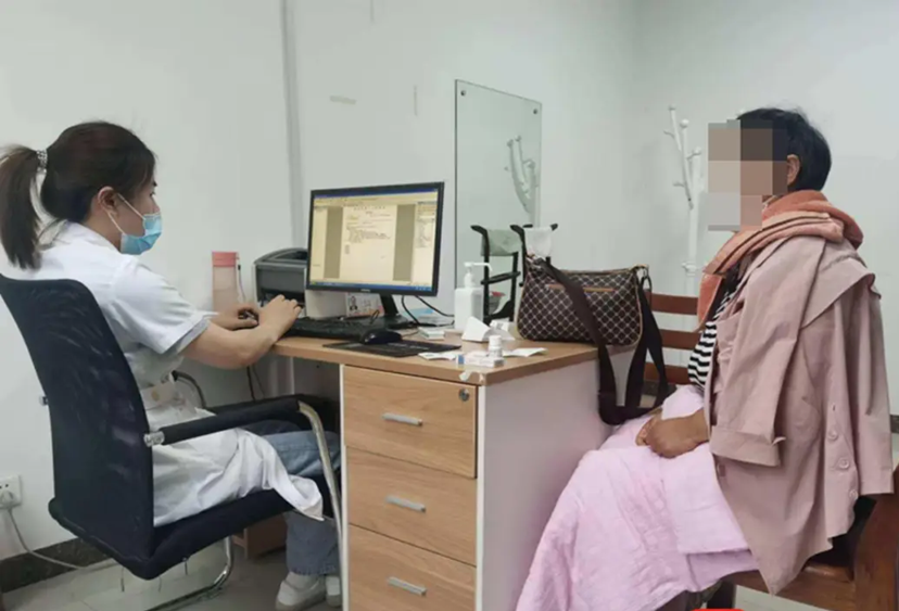 Mặc 4 chiếc &aacute;o len giữa thời tiết n&oacute;ng như thi&ecirc;u đốt, người phụ nữ vẫn run rẩy khắp người- Ảnh 1.