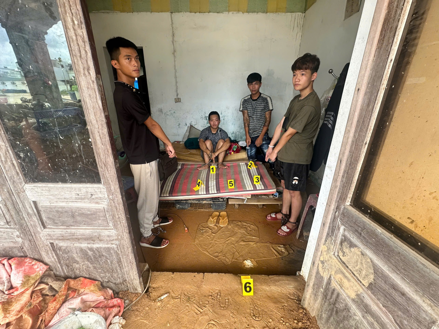 Đột kích căn nhà hoang ở Quảng Ninh: Hàng loạt đối tượng sử dụng ma túy bị bắt giữ - Ảnh 1. Đột kích căn nhà hoang ở Quảng Ninh: Hàng loạt đối tượng sử dụng ma túy bị bắt giữ - Ảnh 1.