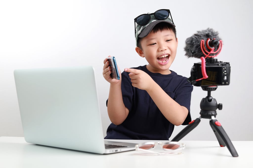 B&eacute; g&aacute;i 3 tuổi nặng 35kg v&igrave; bị bố mẹ &eacute;p ăn livestream kiếm tiền - Ảnh 2.