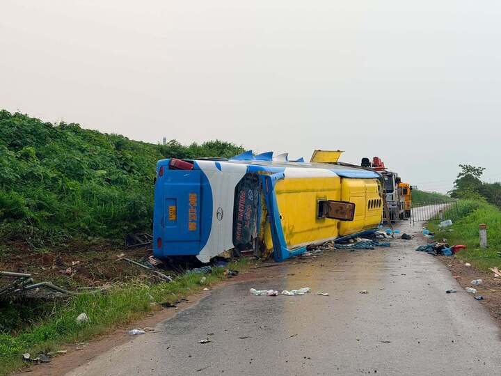 Xe kh&aacute;ch lao khỏi cao tốc Ph&aacute;p V&acirc;n - Cầu Giẽ , 4 người tử vong thương t&acirc;m - Ảnh 2.