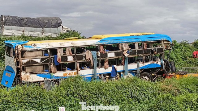 Danh t&iacute;nh c&aacute;c nạn nh&acirc;n tử vong vụ lật xe kh&aacute;ch tr&ecirc;n cao tốc ở H&agrave; Nội - Ảnh 1.