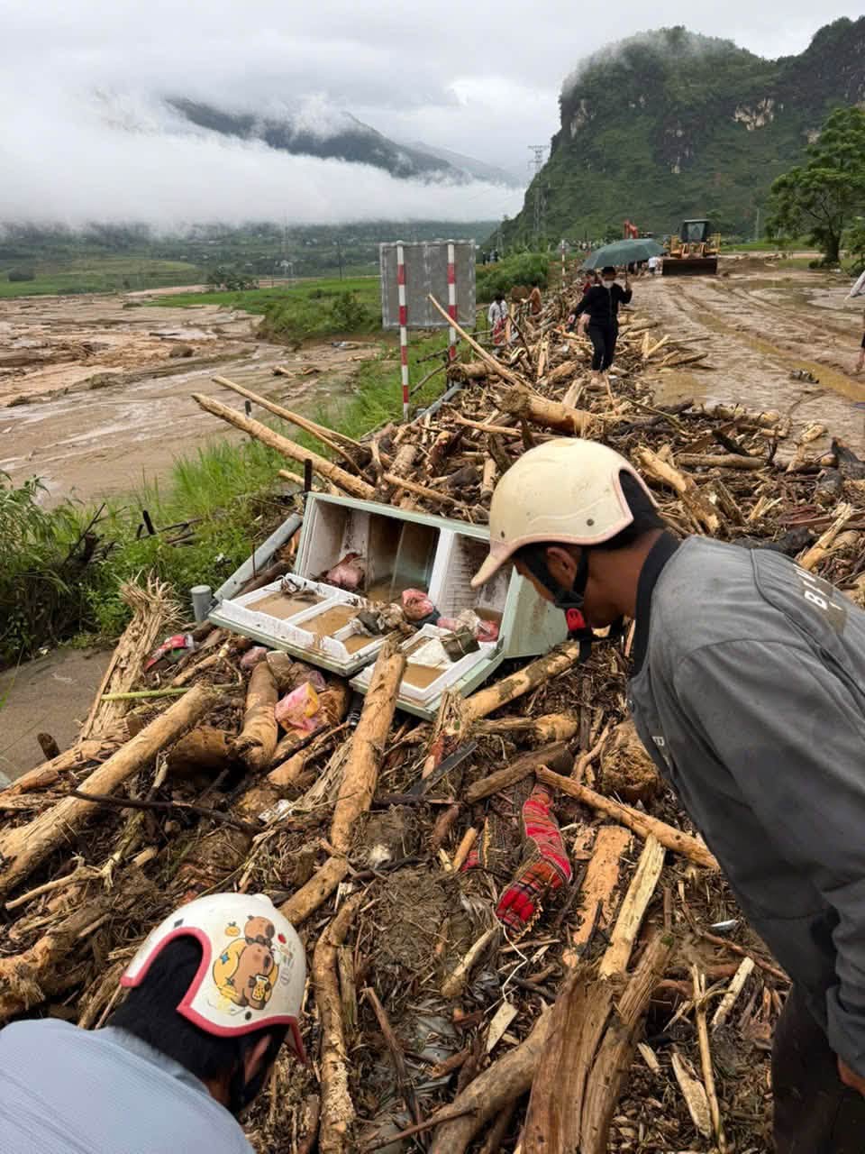 Kinh ho&agrave;ng lũ qu&eacute;t tr&agrave;n v&agrave;o nh&agrave; ở Lai Ch&acirc;u, cuốn phăng xe SH, k&eacute;t sắt v&agrave; nhiều t&agrave;i sản chỉ trong t&iacute;ch tắc- Ảnh 1.