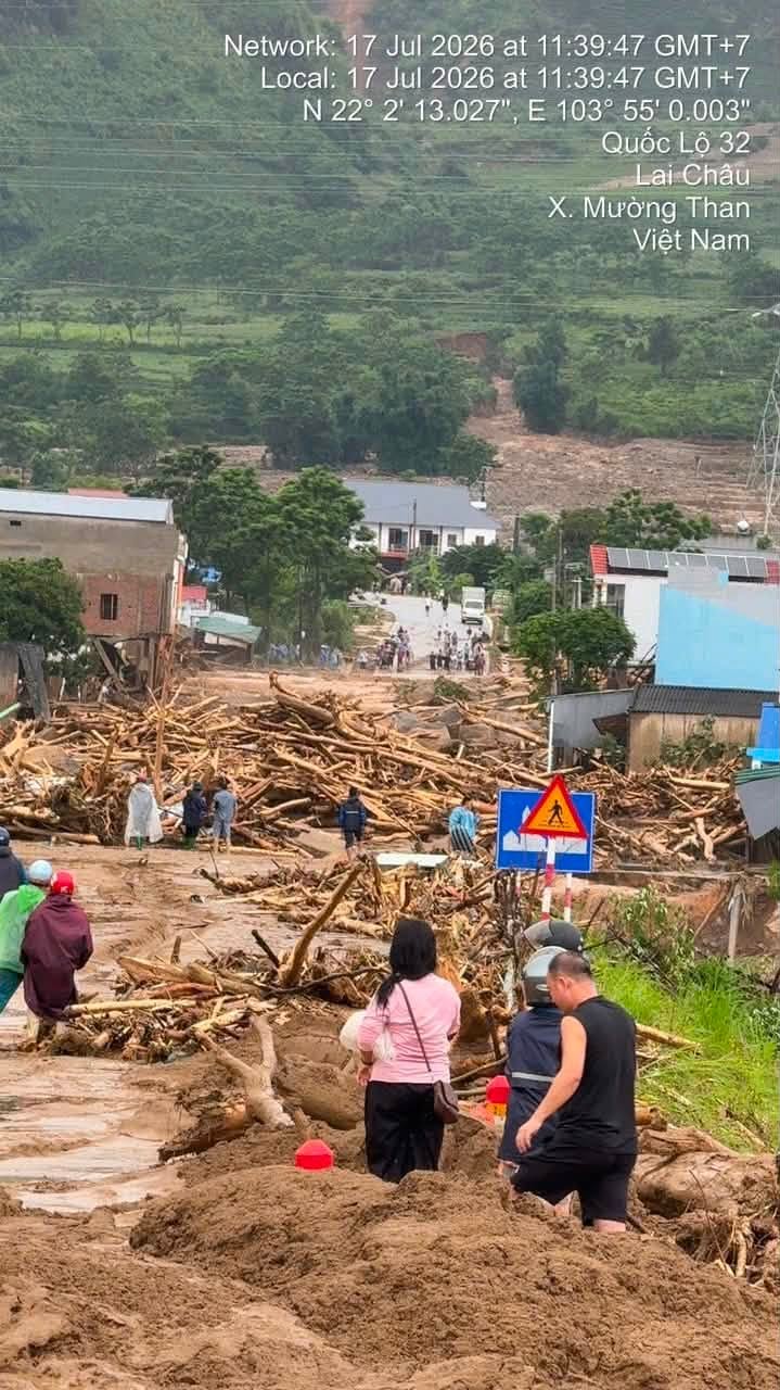 Kinh ho&agrave;ng lũ qu&eacute;t tr&agrave;n v&agrave;o nh&agrave; ở Lai Ch&acirc;u, cuốn phăng xe SH, k&eacute;t sắt v&agrave; nhiều t&agrave;i sản chỉ trong t&iacute;ch tắc- Ảnh 2.