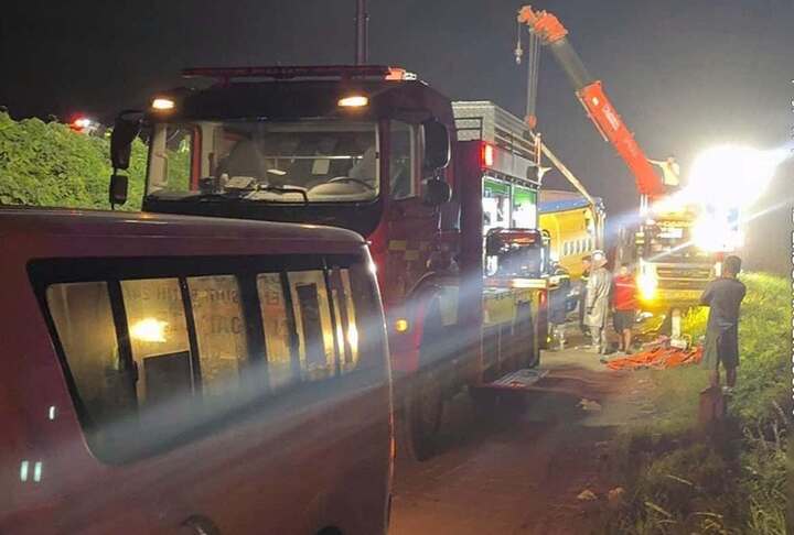 Xe kh&aacute;ch lao khỏi cao tốc Ph&aacute;p V&acirc;n - Cầu Giẽ , 4 người tử vong thương t&acirc;m - Ảnh 1.