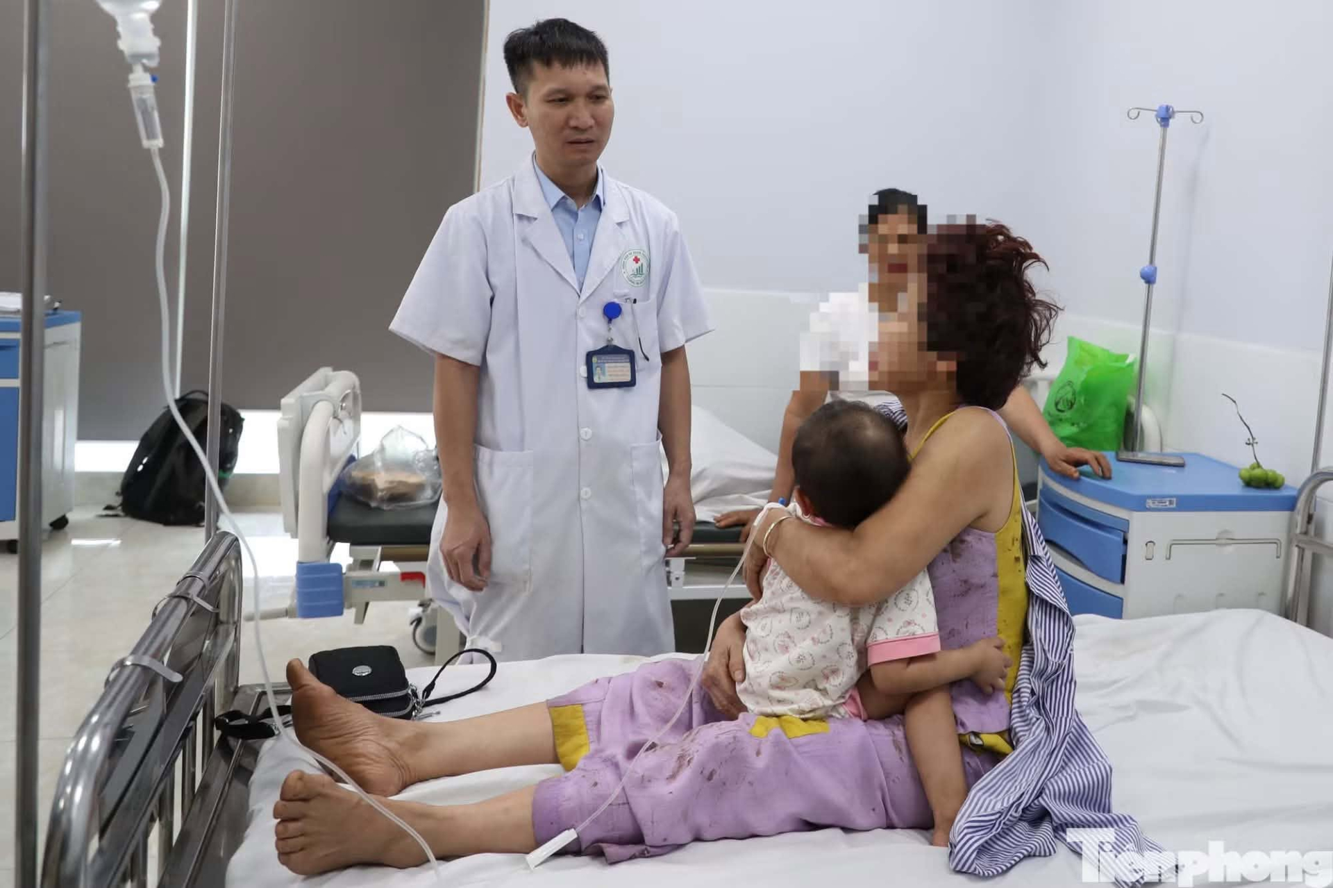 Vụ lật xe kh&aacute;ch ở H&agrave; Nội: 4 Người tử vong khi trở về sớm do tang lễ - Ảnh 1.