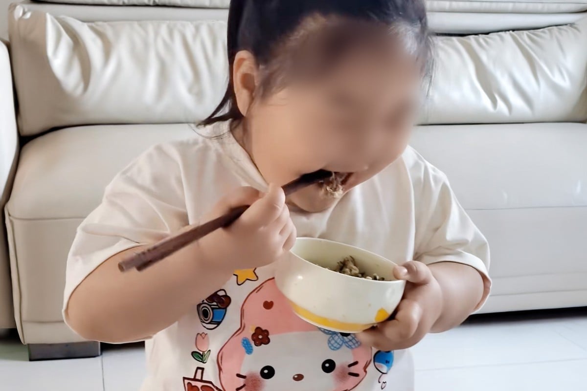 B&eacute; g&aacute;i 3 tuổi nặng 35kg v&igrave; bị bố mẹ &eacute;p ăn livestream kiếm tiền - Ảnh 1.