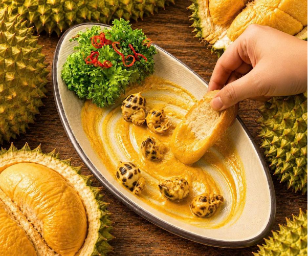 Khi sầu riêng bắt tay trứng muối: Món ốc gây tò mò nhất hè này - Ảnh 4. Khi sầu riêng bắt tay trứng muối: Món ốc gây tò mò nhất hè này - Ảnh 4.