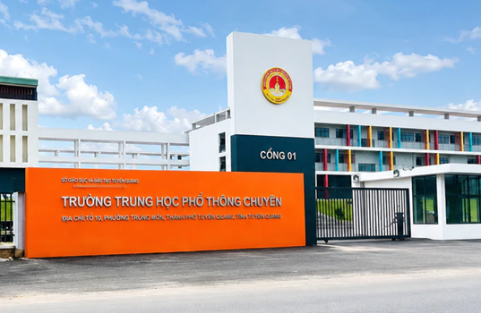Vụ &aacute;n tại Trường THPT Chuy&ecirc;n Tuy&ecirc;n Quang: Gi&aacute;o vi&ecirc;n Ngữ Văn đầu th&uacute;, số bị can tăng l&ecirc;n 27 - Ảnh 1.